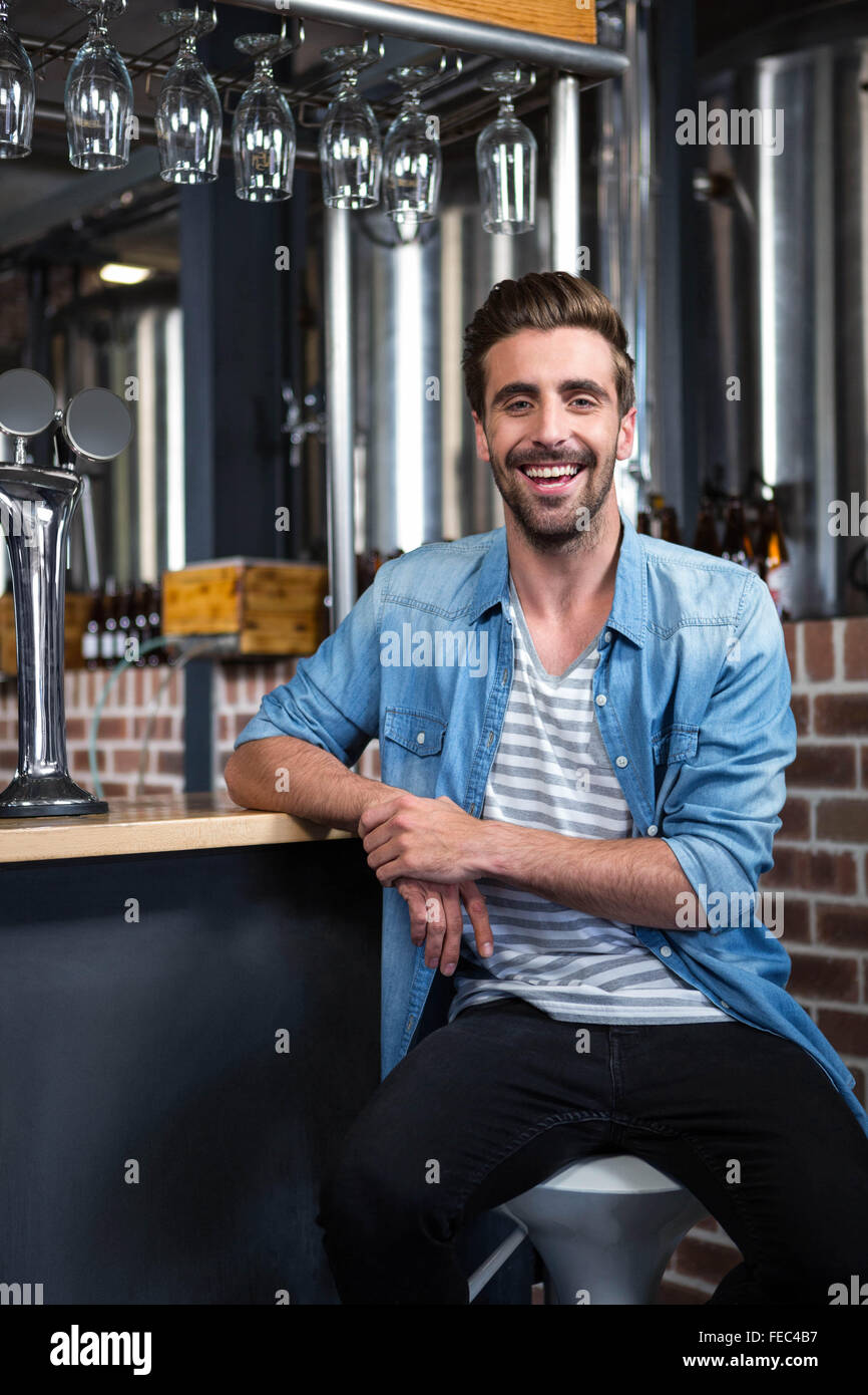 Bel uomo appoggiato il suo gomito sul contatore Foto Stock