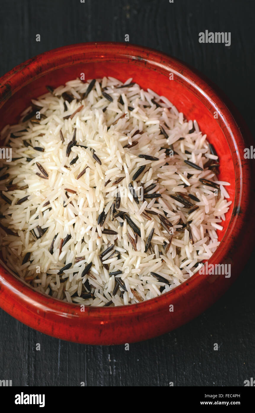 Il riso crudo (Basmati miscelato con riso selvatico) Foto Stock