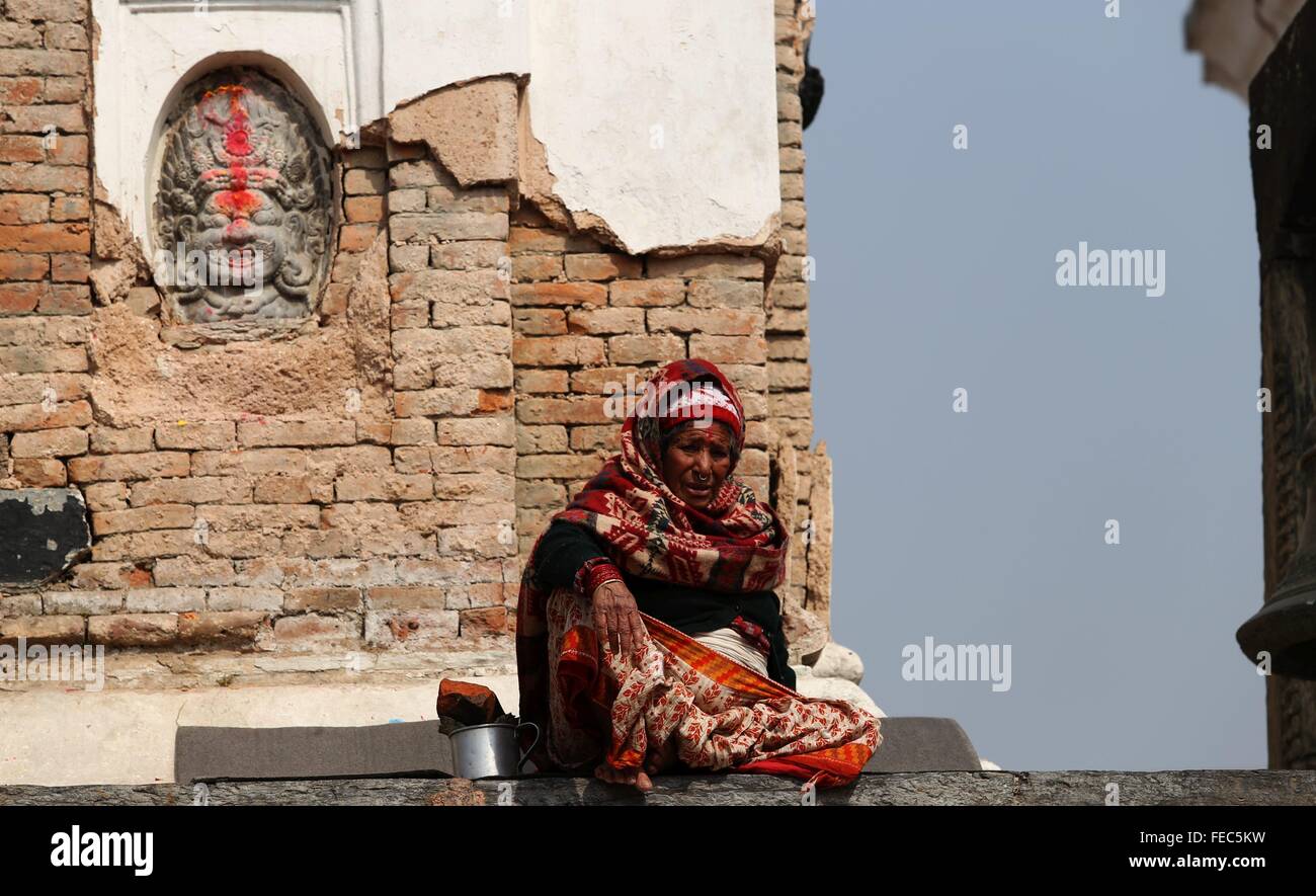 Kathmandu, Nepal. 5 febbraio, 2016. Una donna anziana si crogiola al sole in una casa per anziani situato in corrispondenza di Pashupati, Kathmandu, Nepal, Febbraio 5, 2016. Più di 150 persone anziane costrette a rimanere nella vecchiaia case, molte delle quali sono state danneggiate dal sisma, in quanto il governo non ha pianificato per una migliore rifugi. © Sunil Sharma/Xinhua/Alamy Live News Foto Stock