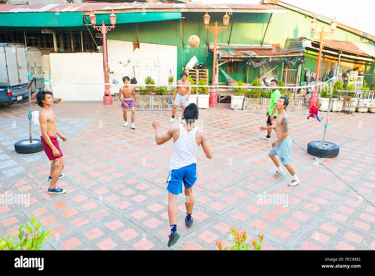 Thai uomini e ragazzi giocare Sepak Takraw o Kick volley a pallavolo gioco ma con i piedi a Bangkok, in Thailandia. Foto Stock