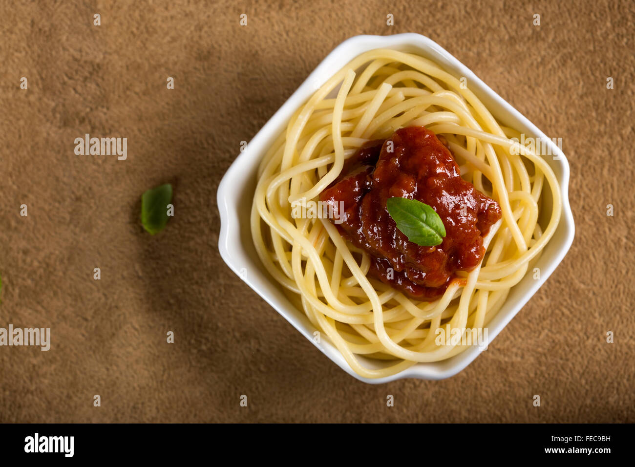 Spaghetti con salsa di pomodoro e basilico in una ciotola bianco Foto Stock