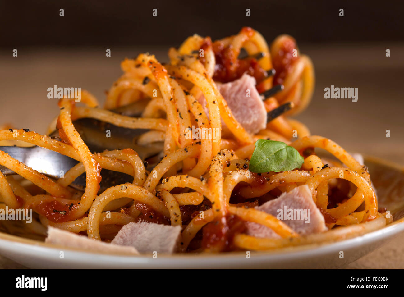 Spaghetti con sugo di pomodoro e carne e nella forcella Foto Stock