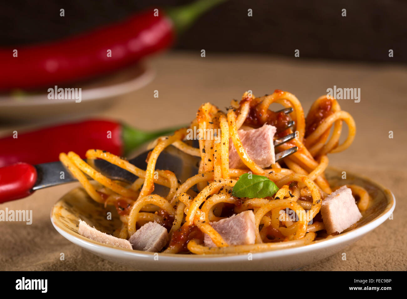 Spaghetti con sugo di pomodoro e carne e nella forcella Foto Stock