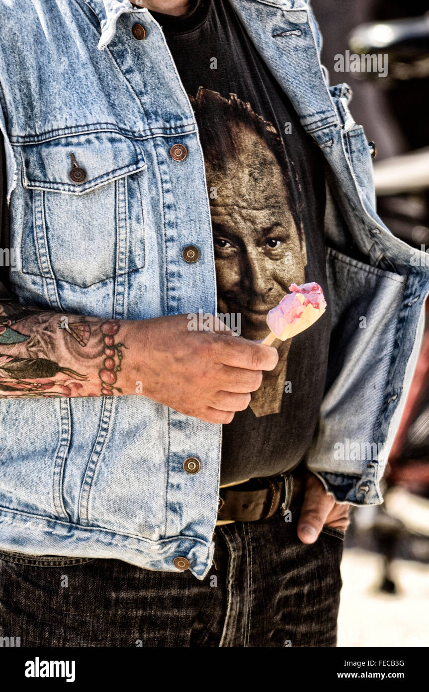 Jeans uomo rivestito con un Jack Nicholson t-shirt mangiando un ice per lecca-lecca. Stoccolma. Svezia Foto Stock