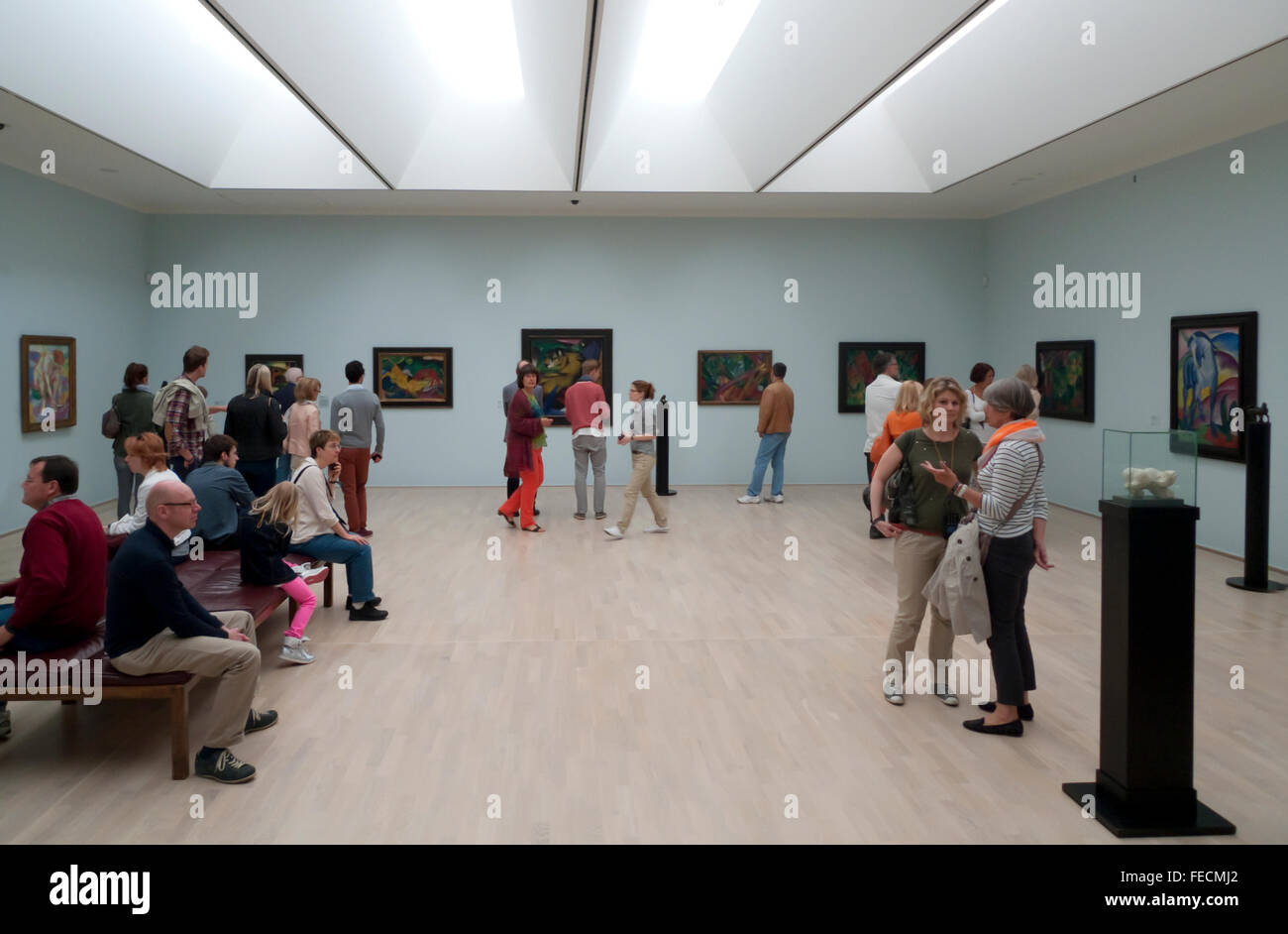 Vista della galleria sala con dipinti della collezione Der Blaue Reiter nella Lenbachhaus Art Museum di Monaco di Baviera, Germania Foto Stock