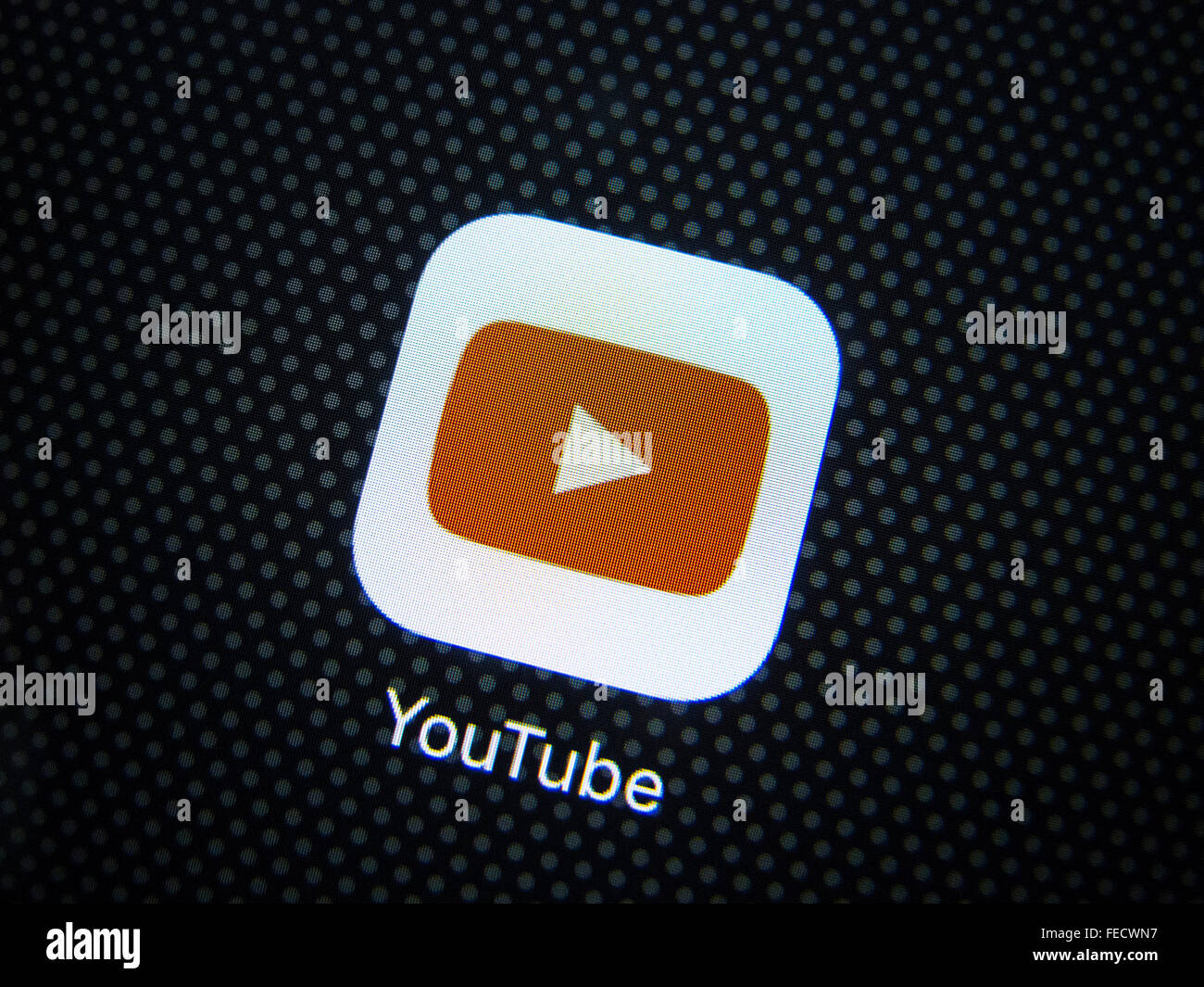 Lo streaming video da Youtube sito web app logo su schermo del telefono intelligente Foto Stock