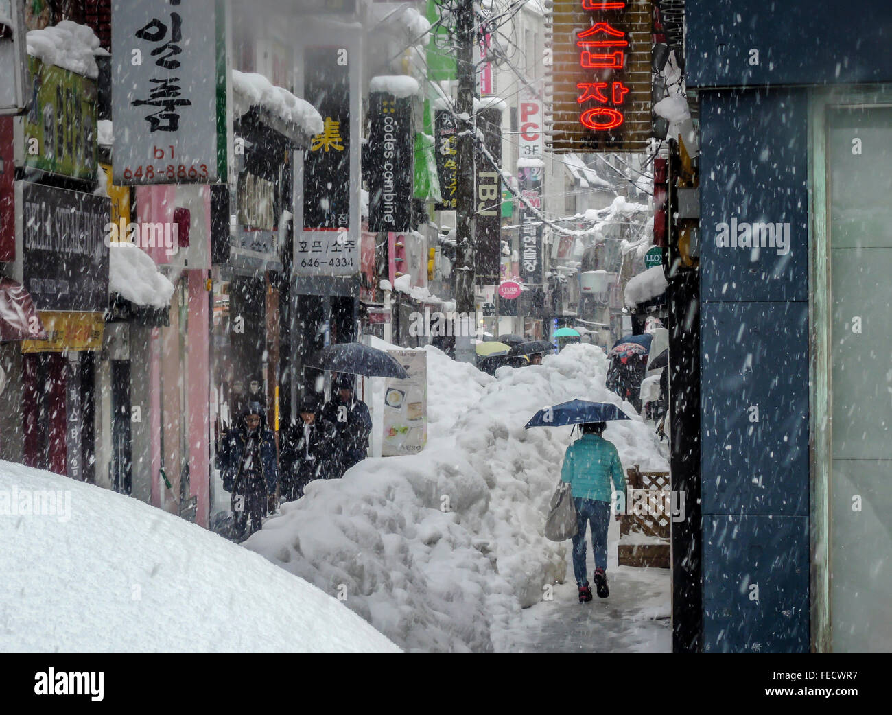 Neve pesante con neve alta impilati in una città coreana Foto Stock