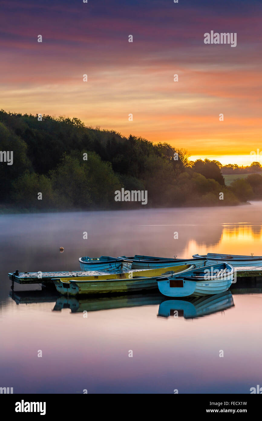 L'alba di un nuovo giorno al di sopra del serbatoio. Foto Stock