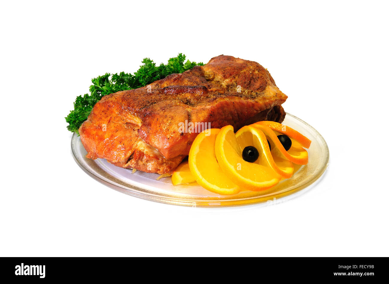 Pezzo di carne arrosto con arance e olive isolato Foto Stock