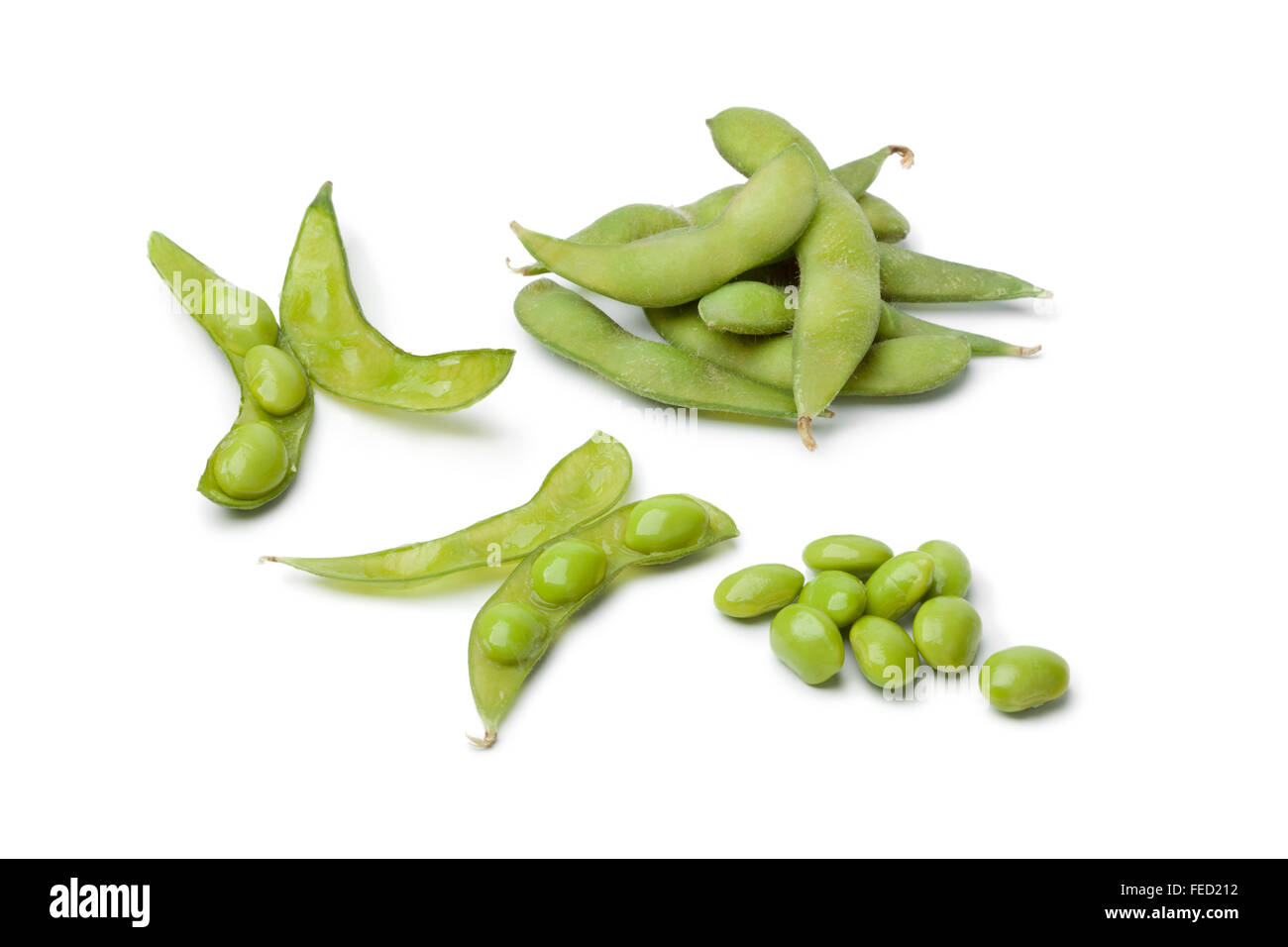 Fagioli di soia freschi e baccelli su sfondo bianco Foto Stock