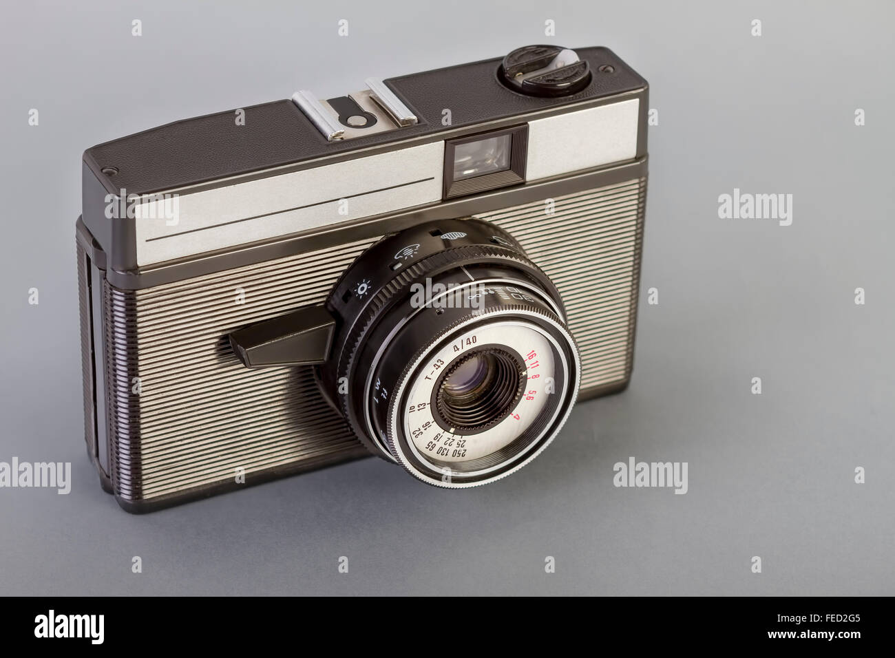 Vintage foto fotocamera su una tabella di colore grigio. Foto Stock