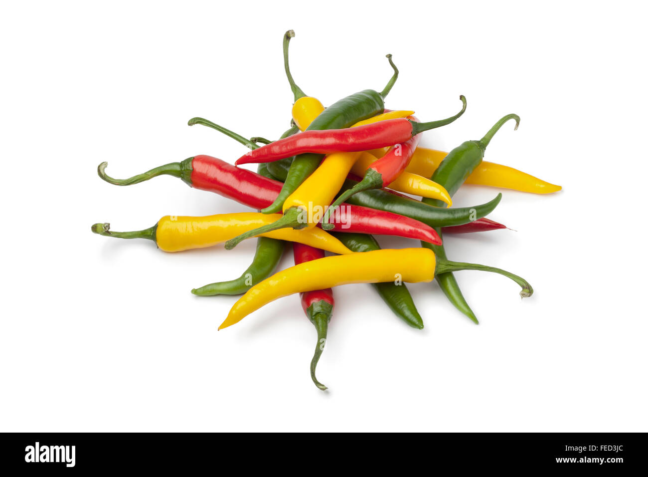 Carni rosse, gialle e peperoncini verdi su sfondo bianco Foto Stock