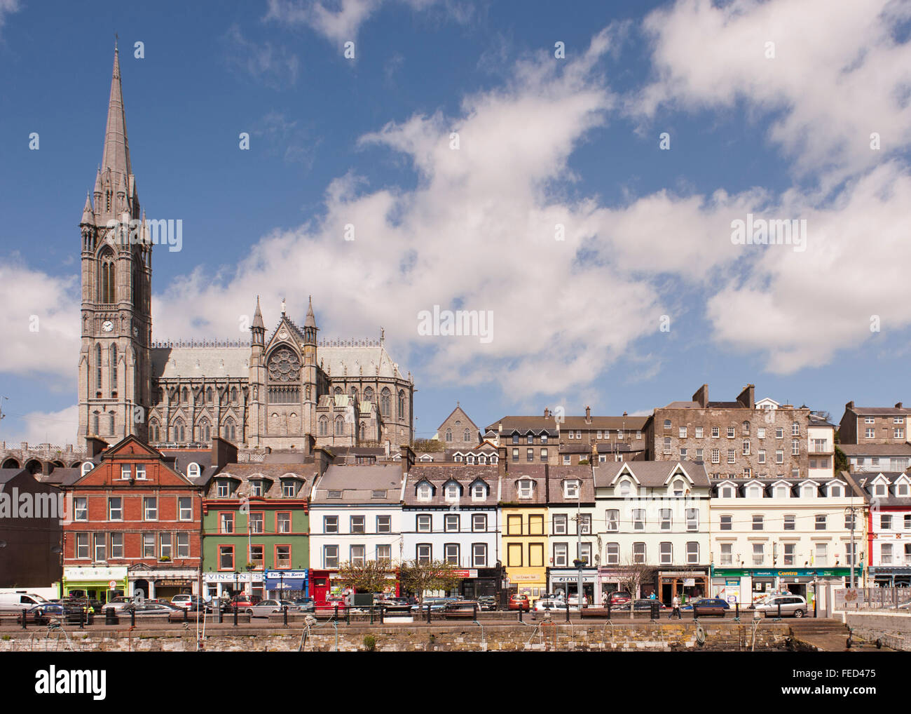 Città di Cobh e Coleman's Cathedral, Cobh, nella contea di Cork, Irlanda. Foto Stock