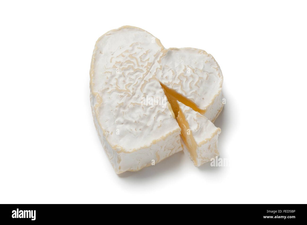 A forma di cuore ad Neufchatel formaggio su sfondo bianco Foto Stock