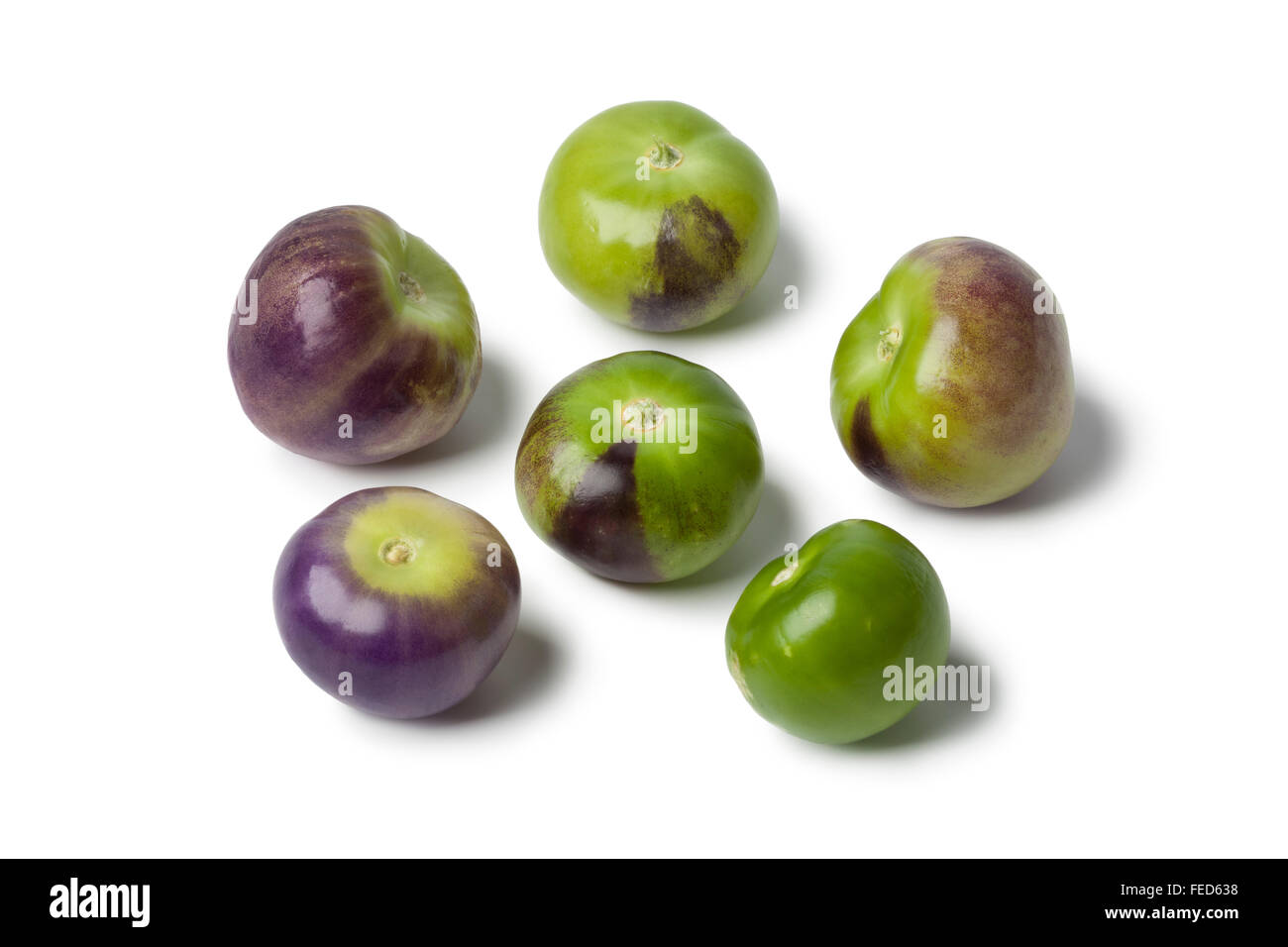 Viola fresca e tomatillos verdi su sfondo bianco Foto Stock