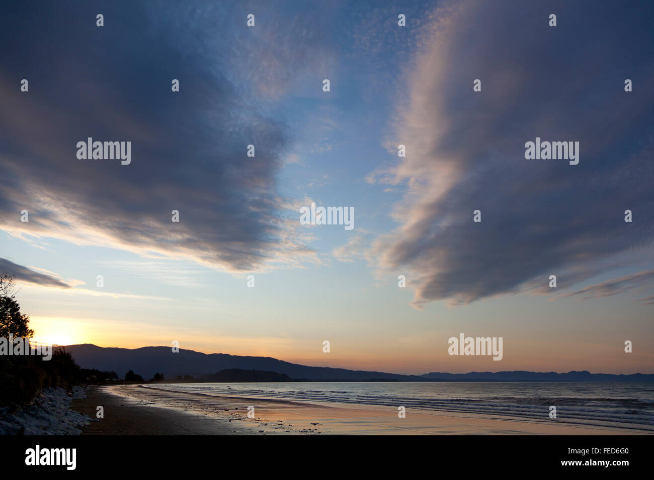 Tramonto sulla spiaggia di Marlborough Sounds Nuova Zelanda Foto Stock