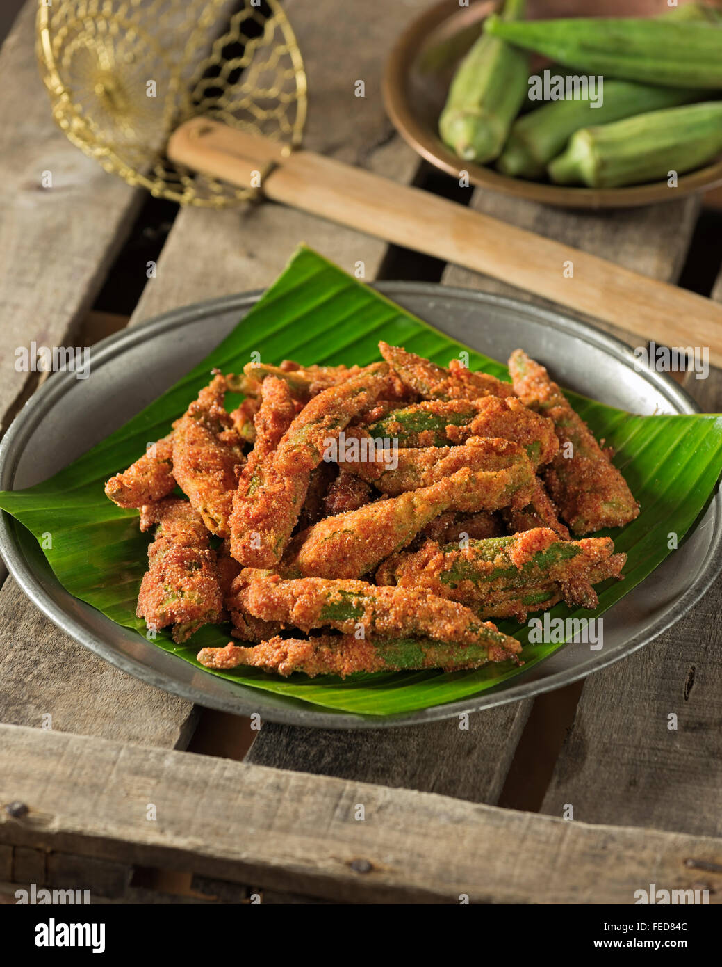 Bhindi Kurkuri . Fritti speziati okra. India cibo Foto Stock