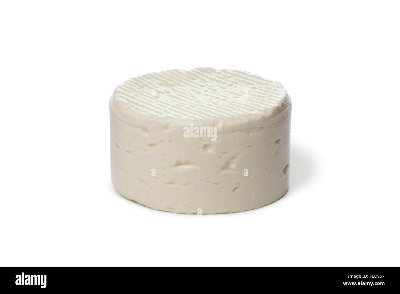 Fresco formaggio Feta dal latte di pecora su sfondo bianco Foto Stock
