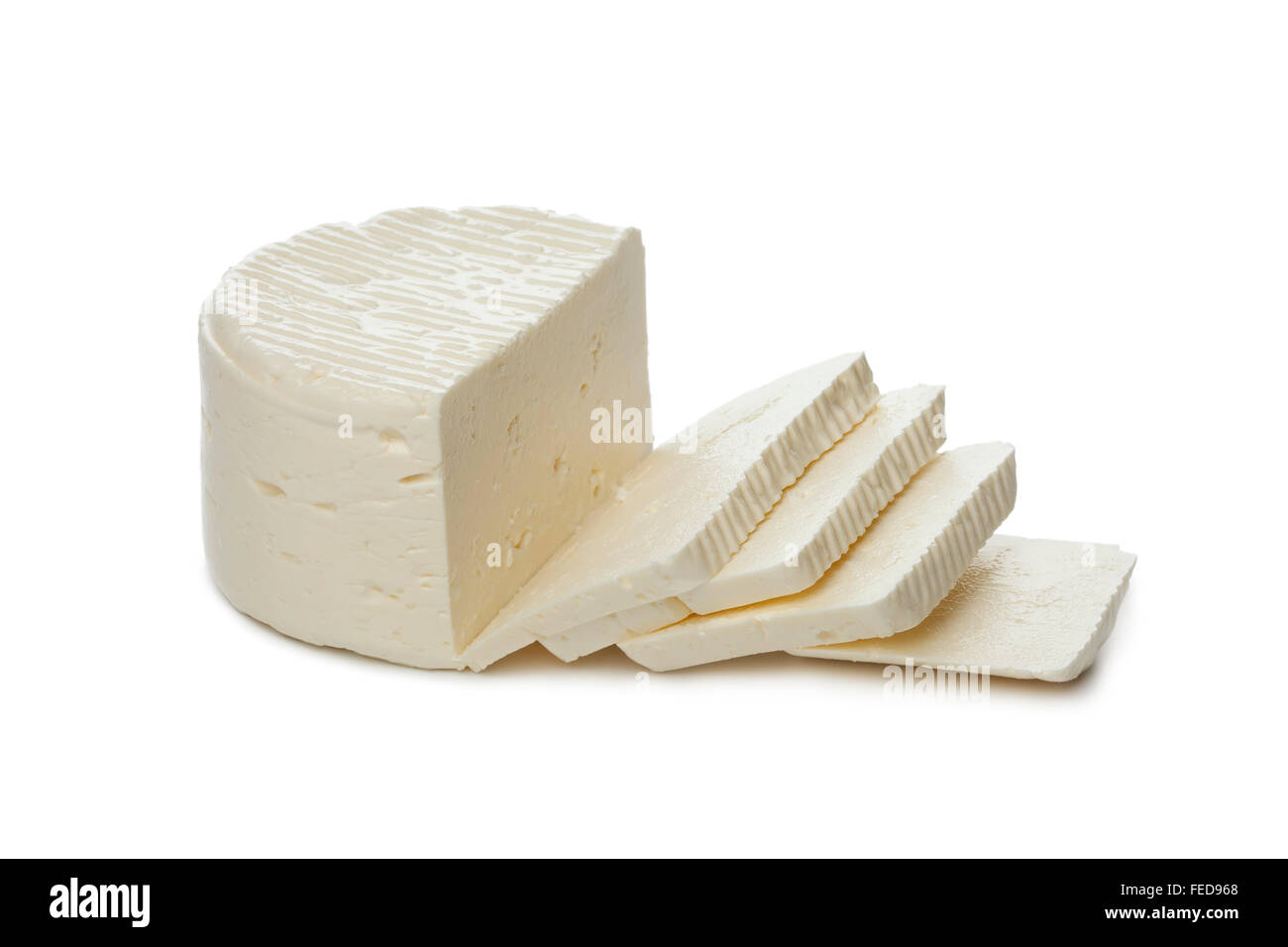 Fresco formaggio Feta dal latte di pecora su sfondo bianco Foto Stock