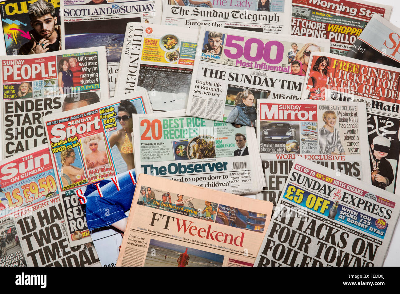 Una selezione di quotidiani britannici,entrambi i quotidiani di grande diffusione e redtops,in un'edicola di giornali Foto Stock