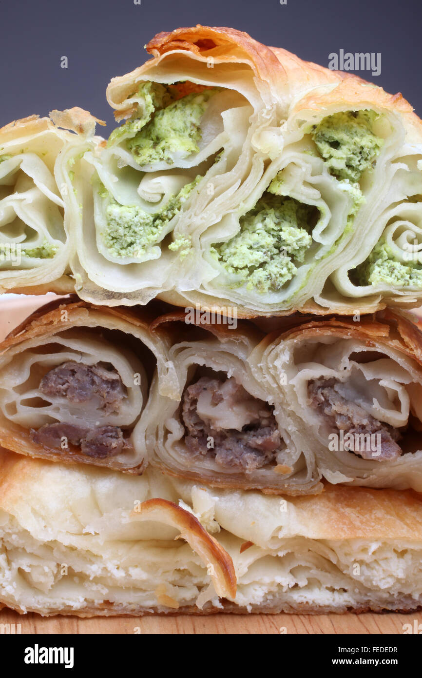 Burek (torta con carne, formaggio e spinaci) è un tradizionale pasto dei Balcani Foto Stock