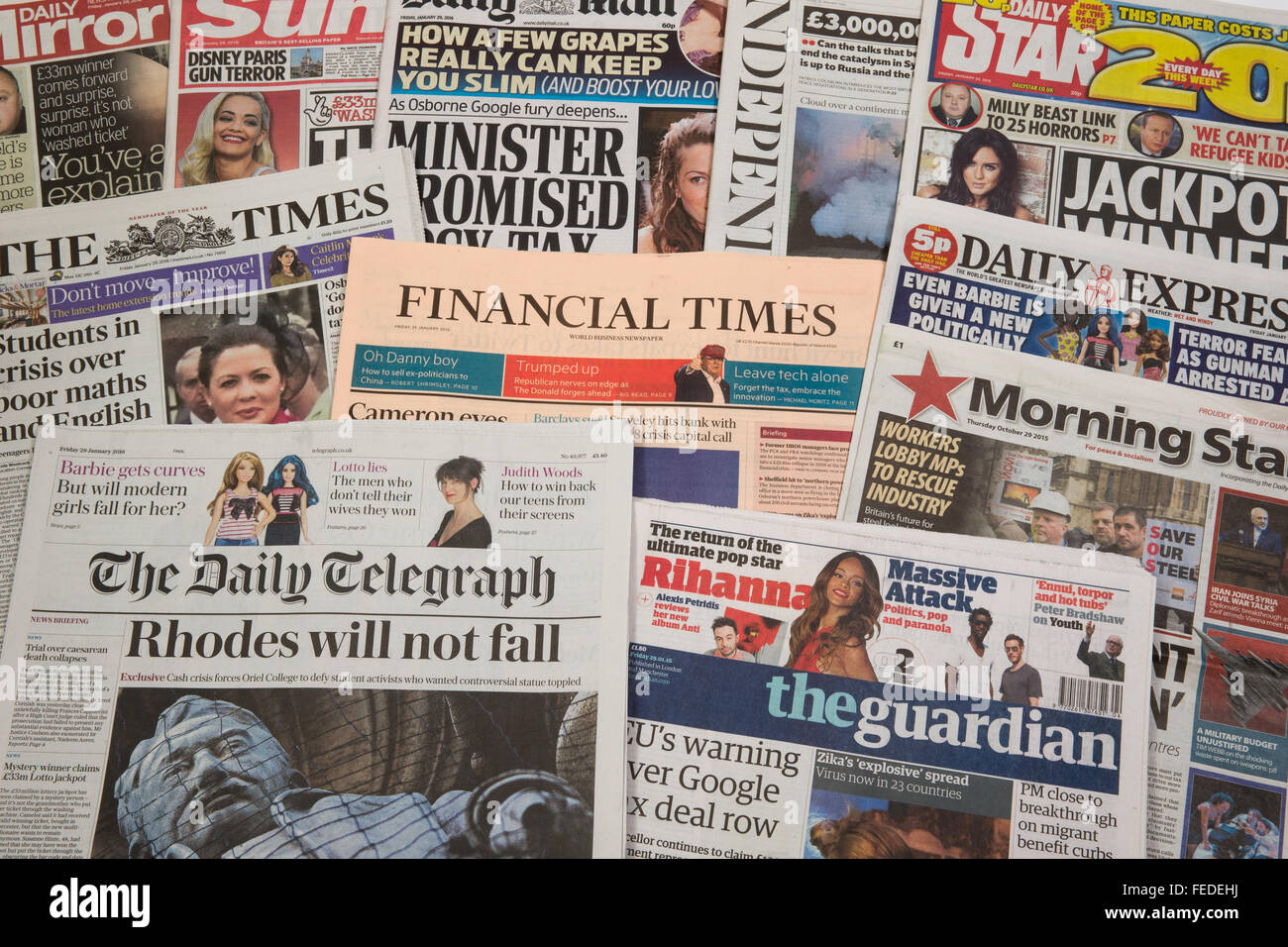 Una selezione di quotidiani britannici,entrambi i quotidiani di grande diffusione e redtops,in un'edicola di giornali Foto Stock