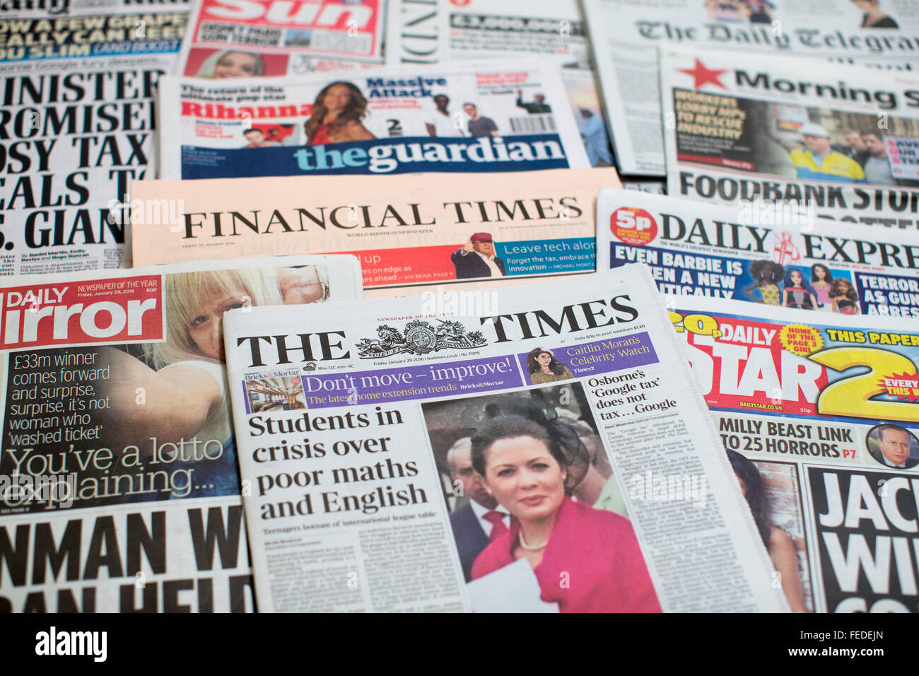Una selezione di quotidiani britannici,entrambi i quotidiani di grande diffusione e redtops,in un'edicola di giornali Foto Stock