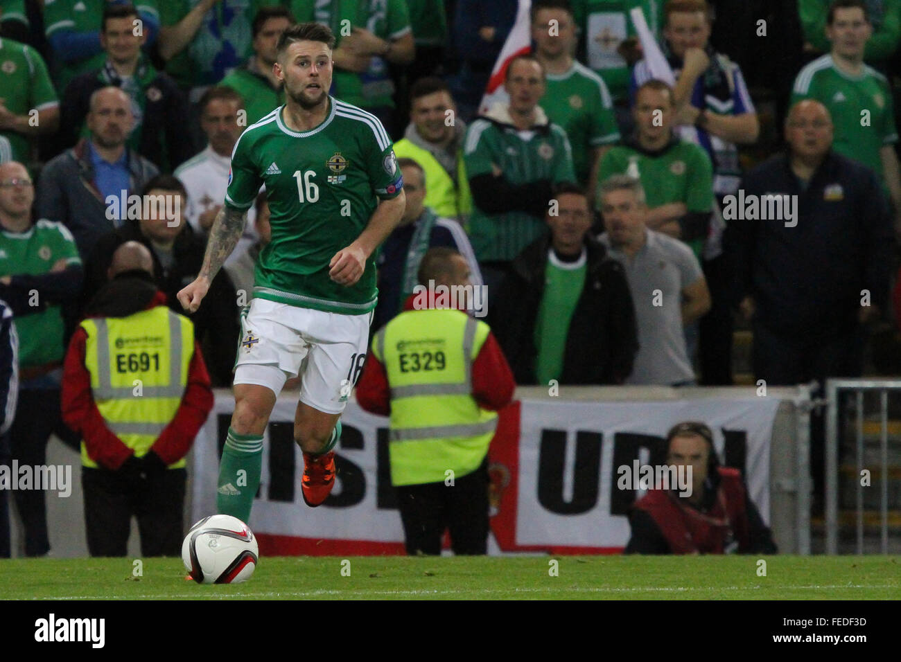 08 ott 2015 - Euro 2016 Qualifier - Gruppo F - Irlanda del Nord 3 Grecia 1. In Irlanda del Nord la Oliver Norwood in azione contro la Grecia. Foto Stock