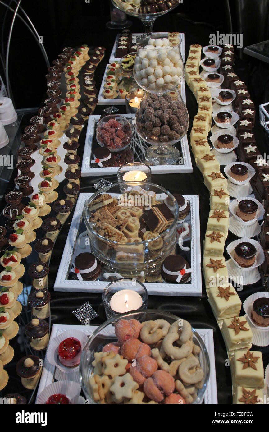 Colorato e i dolci e pasticcini serviti su una festa di nozze Foto Stock