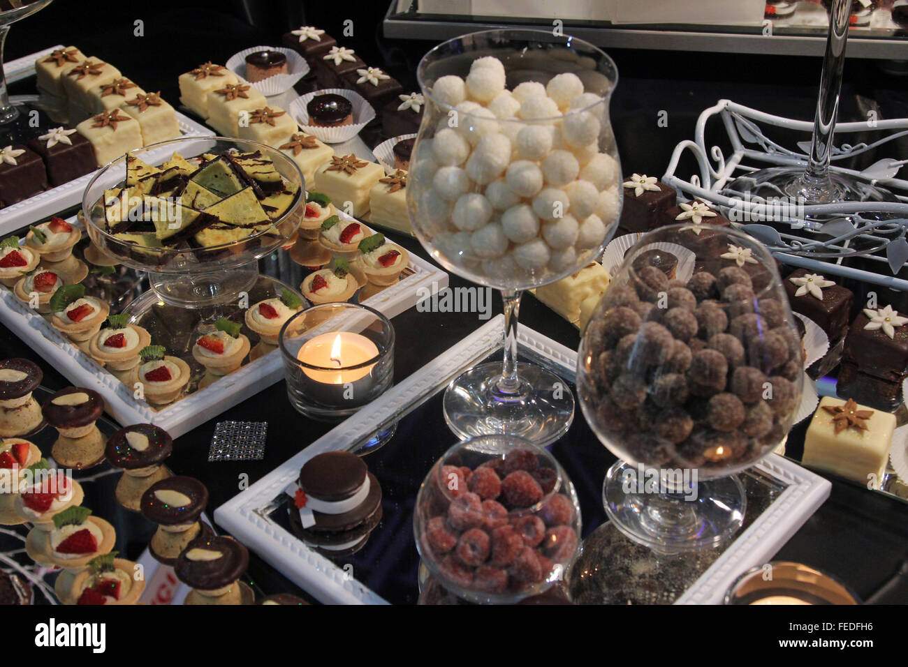 Colorato e i dolci e pasticcini serviti su una festa di nozze Foto Stock