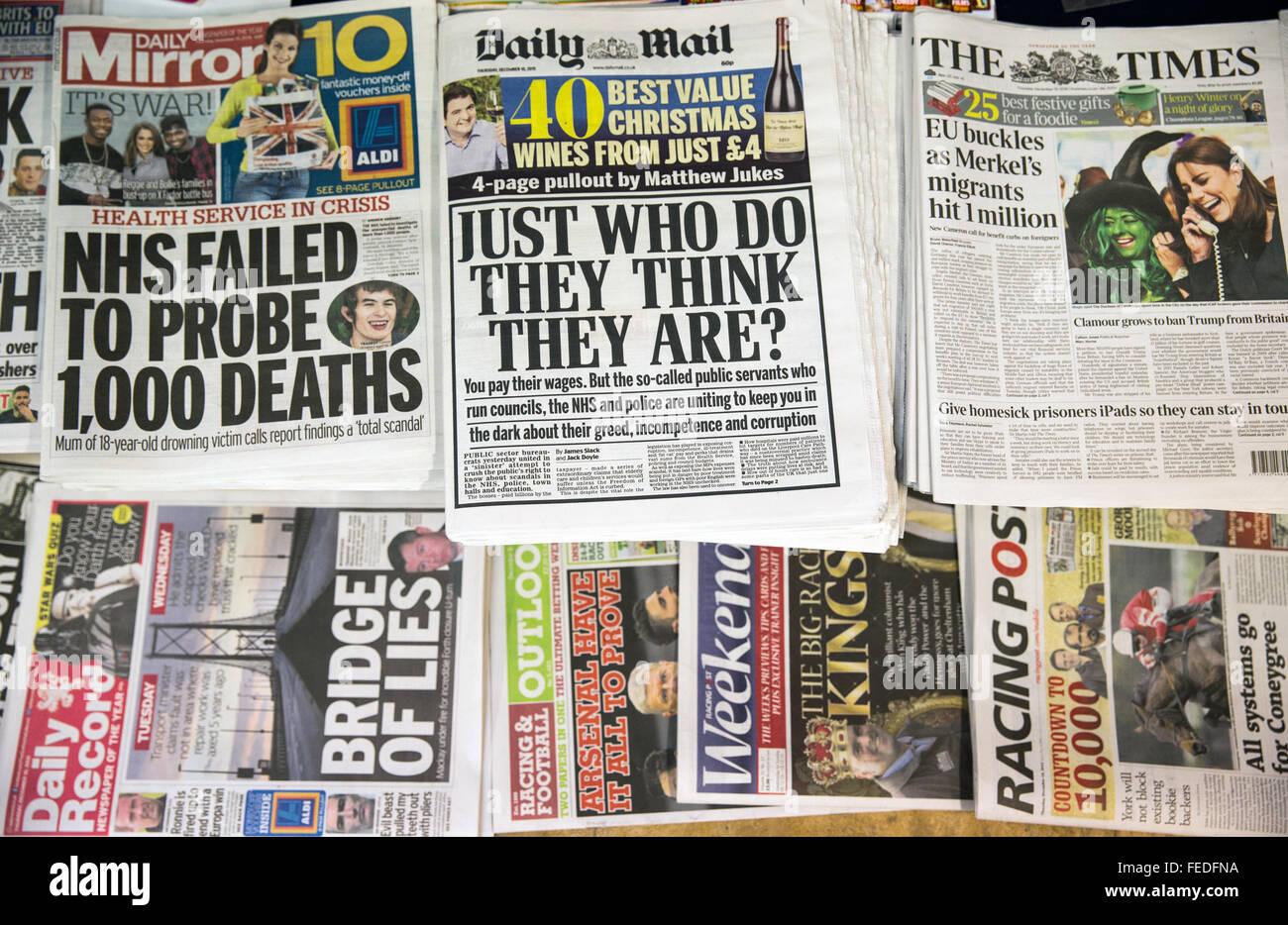 Una selezione di quotidiani britannici,entrambi i quotidiani di grande diffusione e redtops,in un'edicola di giornali Foto Stock