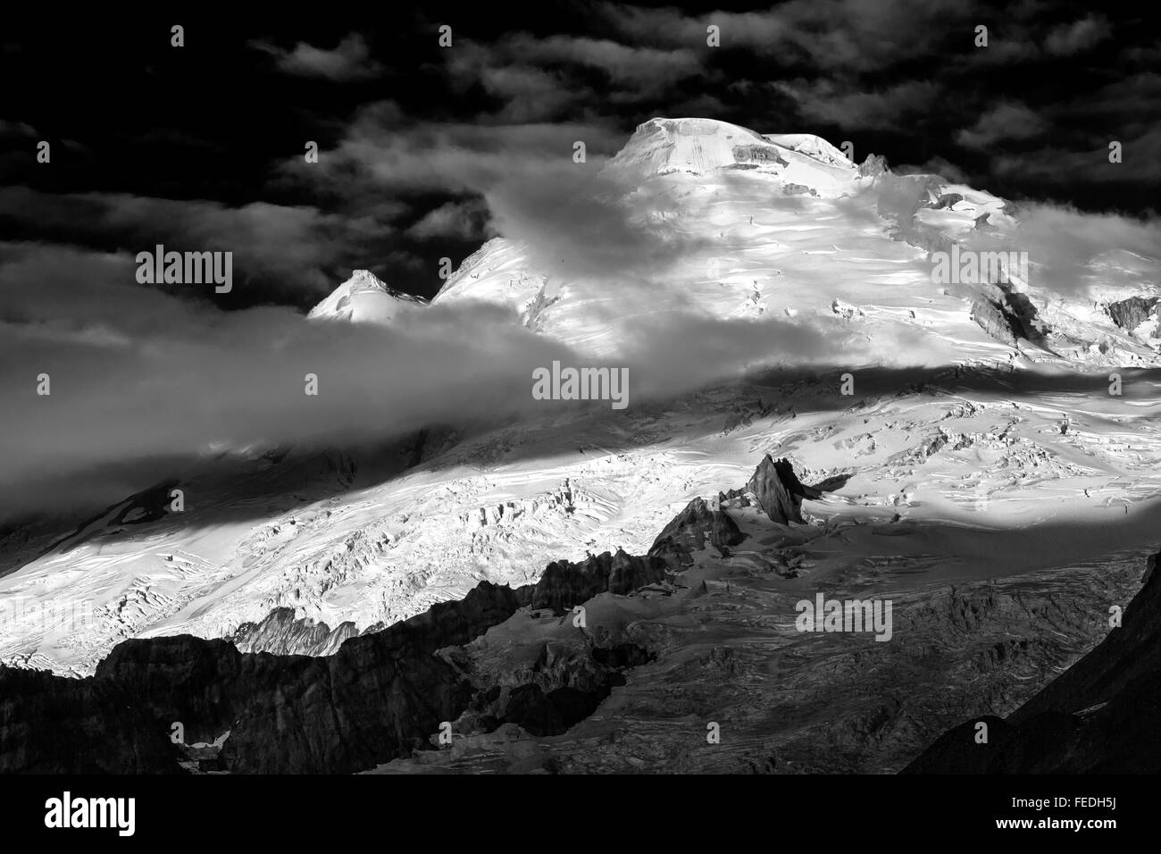 Le nuvole non liquidate con una spettacolare veduta del Monte Baker nella luce del mattino, Mt. Baker-Snoqualmie Foresta Nazionale, Washington, Stati Uniti d'America Foto Stock