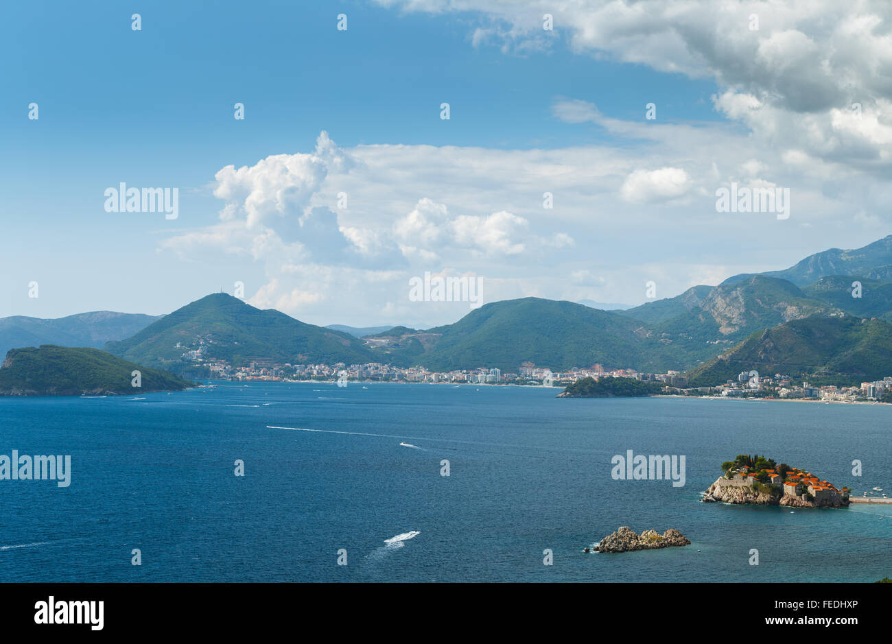 Il pittoresco panorama della costa adriatica nei pressi dell'isola di Sveti Stefan, Montenegro, Balcani Foto Stock