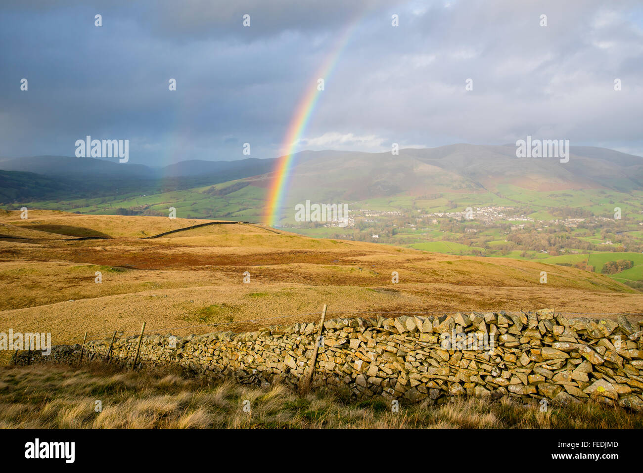 Rainbow su York e il Howgill Fells dall alto Middleton cadde Cumbria Foto Stock