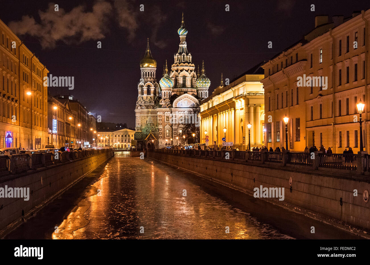 Vista verso la Chiesa del Salvatore sul sangue versato a notte invernale, San Pietroburgo, Russia Foto Stock
