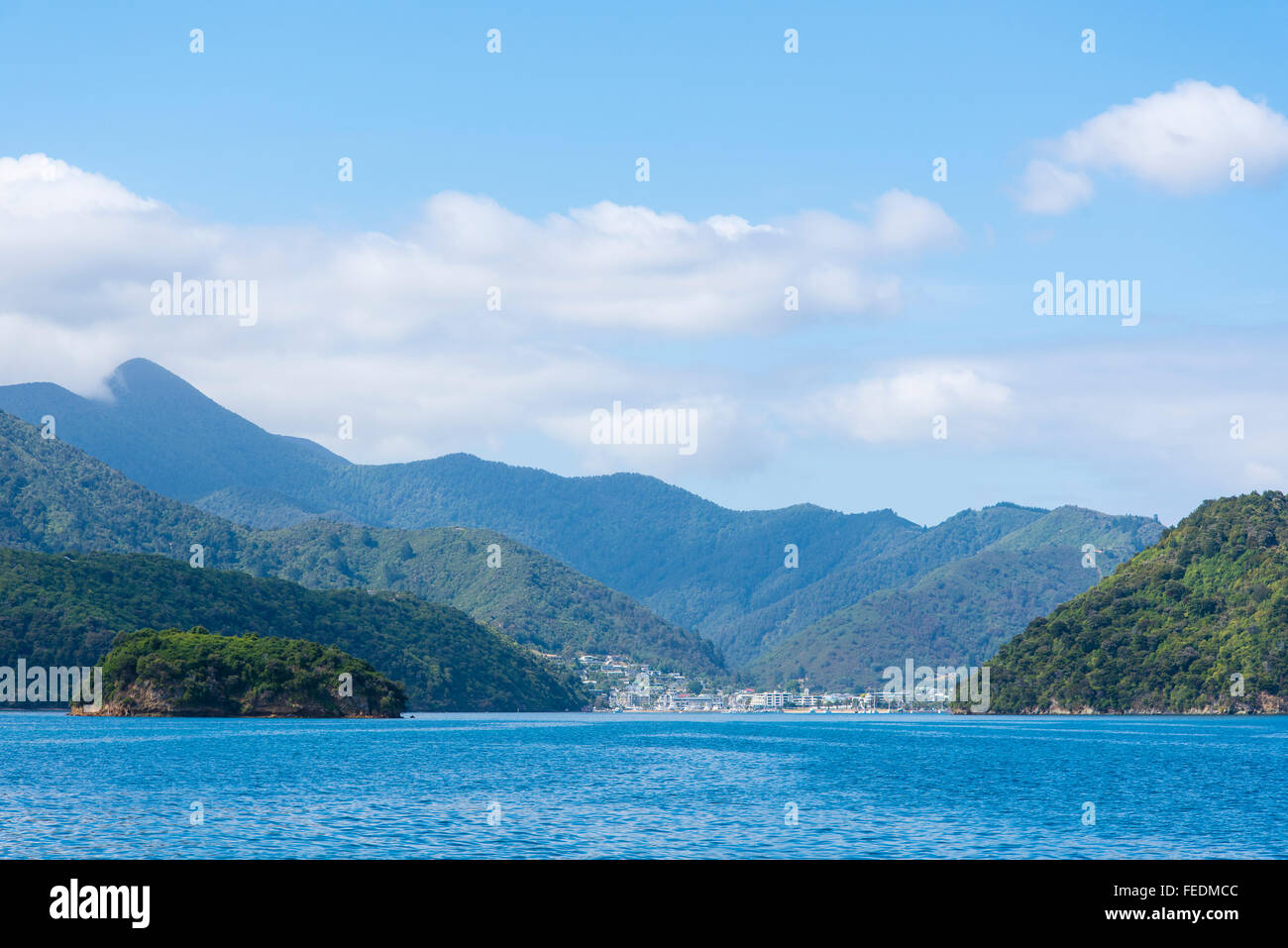 Vista in lontananza il porto di Picton Queen Charlotte Sound Marlborough Sounds Nuova Zelanda Foto Stock