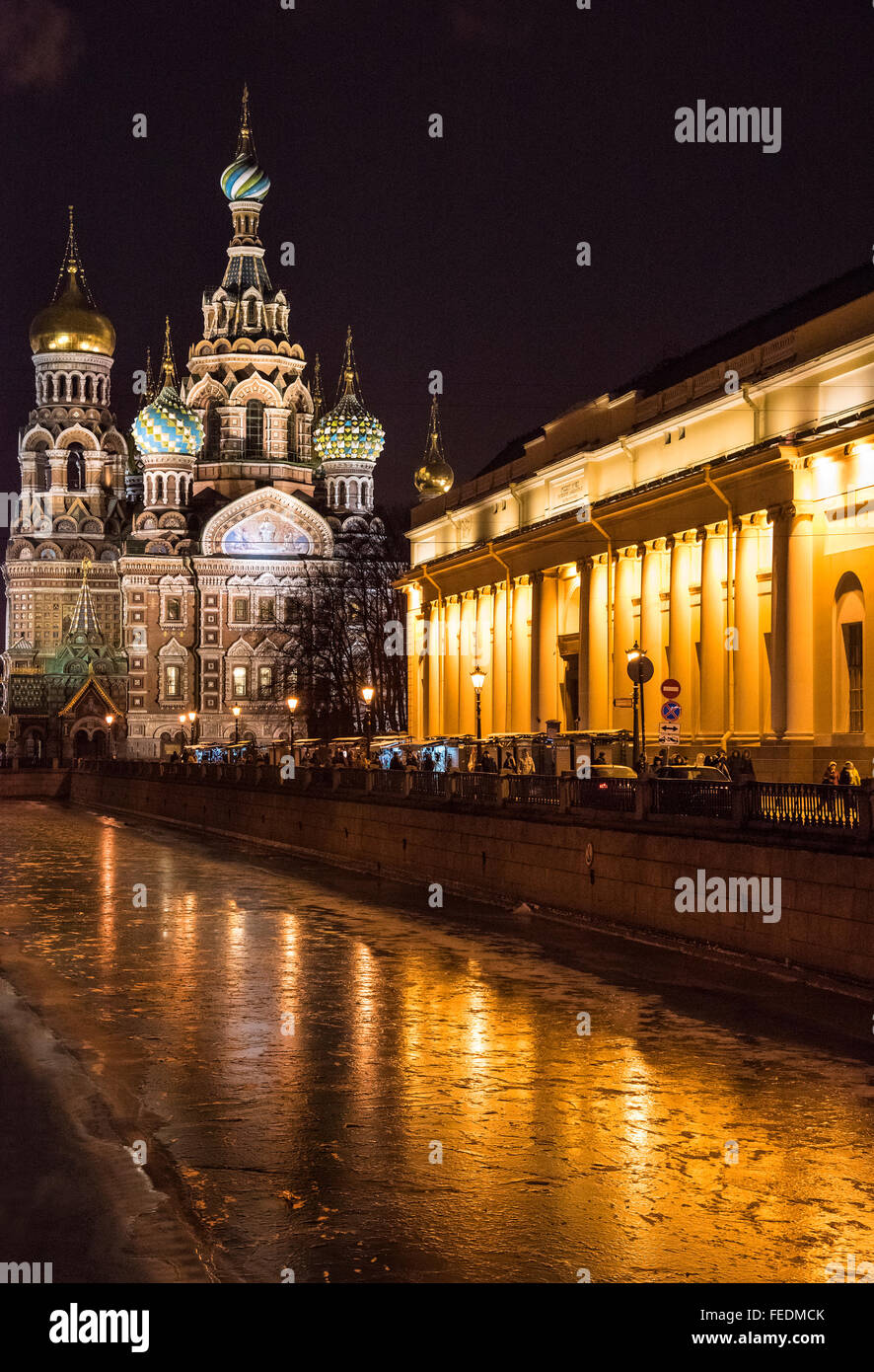 Vista verso la Chiesa del Salvatore sul sangue versato a notte invernale, San Pietroburgo, Russia Foto Stock