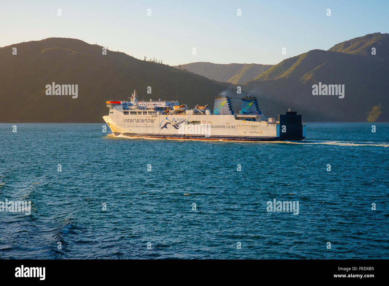 Traghetto Interislander Kaiarahi in Queen Charlotte Sound Marlborough Sounds Nuova Zelanda sera Foto Stock