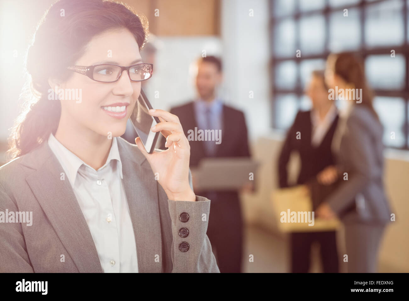 Imprenditrice usando il suo smartphone Foto Stock