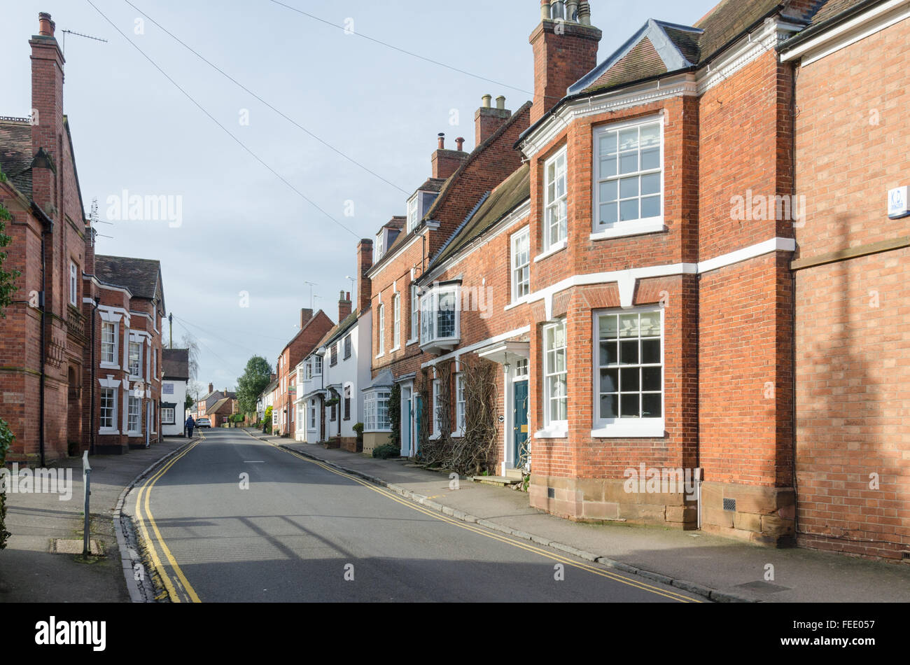 Fila di mattoni rossi ospita su High Street, Kenilworth, Warwickshire Foto Stock