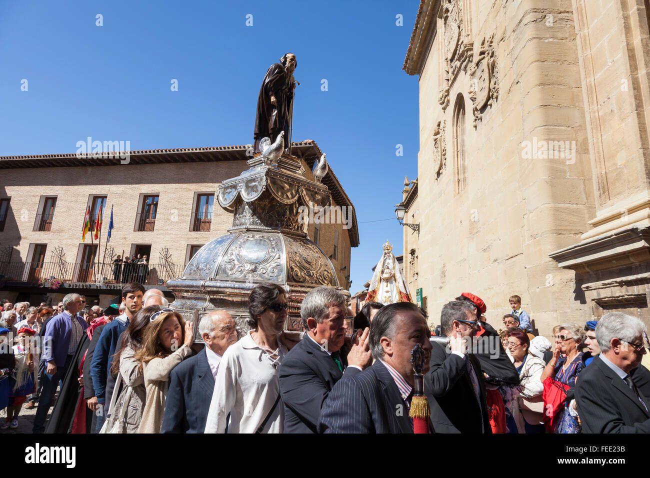 La gente del posto portano la statua di Domenico de la Calzada in processione di ringraziamento Foto Stock