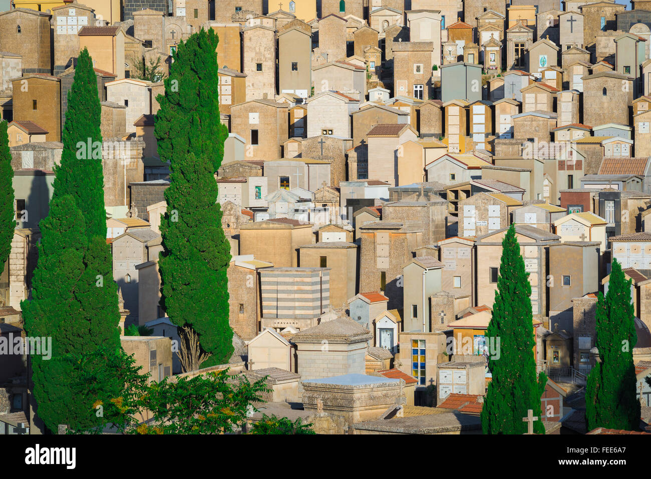 Cimitero pieno, vista di un affollato il cimitero di collina nella periferia di Enna nella Sicilia centrale. Foto Stock