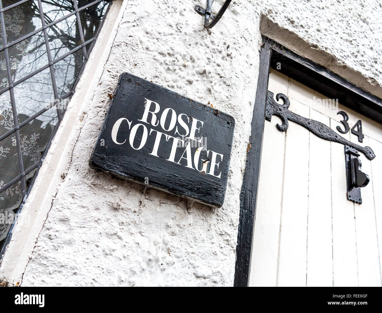 Angoli di visualizzazione del nome e della piastra porta di Rose Cottage in grande Budworth, Cheshire, Inghilterra, Regno Unito Foto Stock