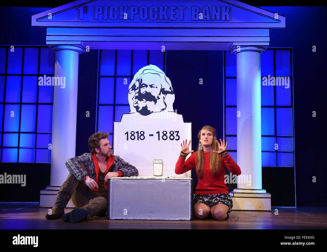 Berlino, Germania. 26 gen, 2016. Attori Mathias Guethoff come Marc e di Larissa Heimbach come Jenny Acreman eseguire presso il teatro cabaret 'Die Stachelschweine' (lit. l'istrice) in Europa Center a Berlino, Germania, 26 gennaio 2016. Il musical "comeback! - Il metodo di Karl Marx Musical' del cantante e compositore Tobias Kuenzel, noto come front man della band tedesca 'Die Prinzen' scorre dal 05 febbraio fino al 13 febbraio 2016 a Berlino. La mostra si sposterà al London theatre " al piano di sopra a Gatehouse' in maggio. Foto: Jens Kalaene/dpa/Alamy Live News Foto Stock