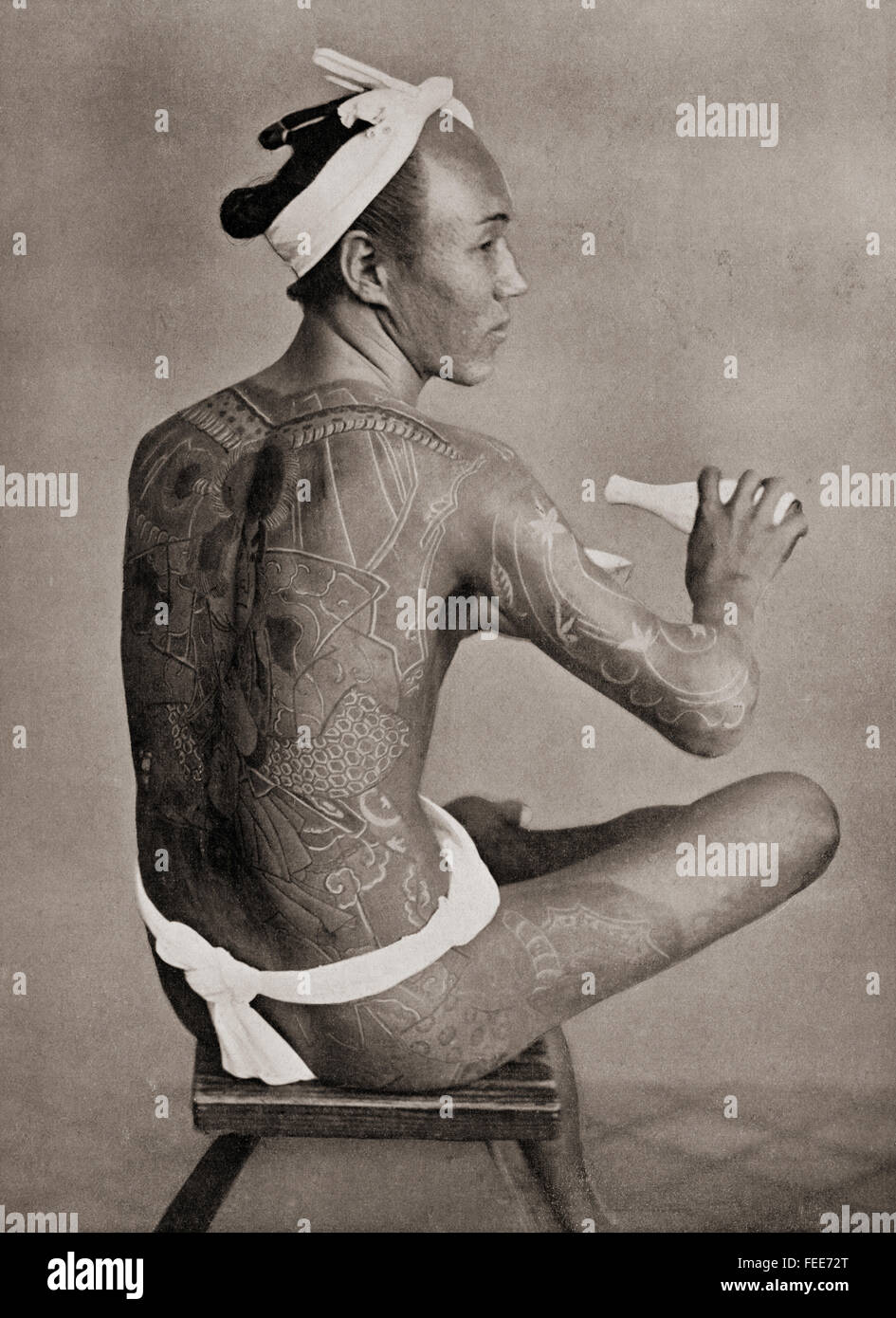 Un tatuato uomo giapponese nel XIX secolo. Il tatuaggio era un segno di allevamento bassa e volgarità in Giappone, solo coolies il cui lavoro ha reso necessaria la scomposizione del corpo mai avuto i loro corpi tatuati. Dopo un secolo xix fotografia. Foto Stock