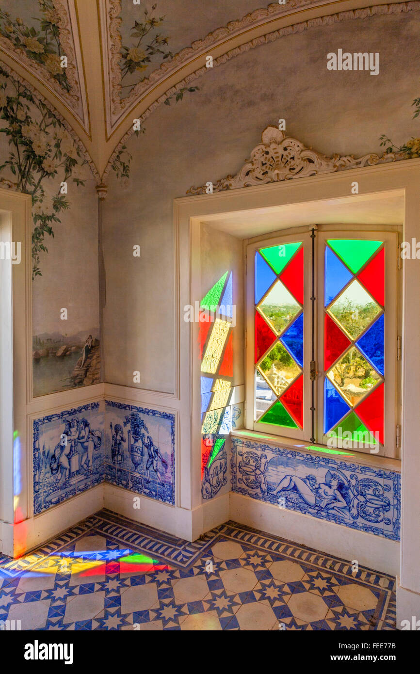 Il Portogallo, Algarve, Faro, finestre di vetro colorato e piastrelle azulejos nel padiglione del giardino dei giardini barocchi Foto Stock