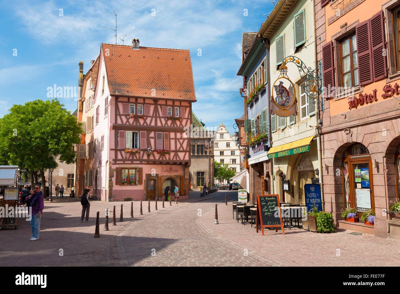 Metà case con travi di legno nella città vecchia di Colmar, Alsazia, Haut-Rhin, Francia, Europa Foto Stock