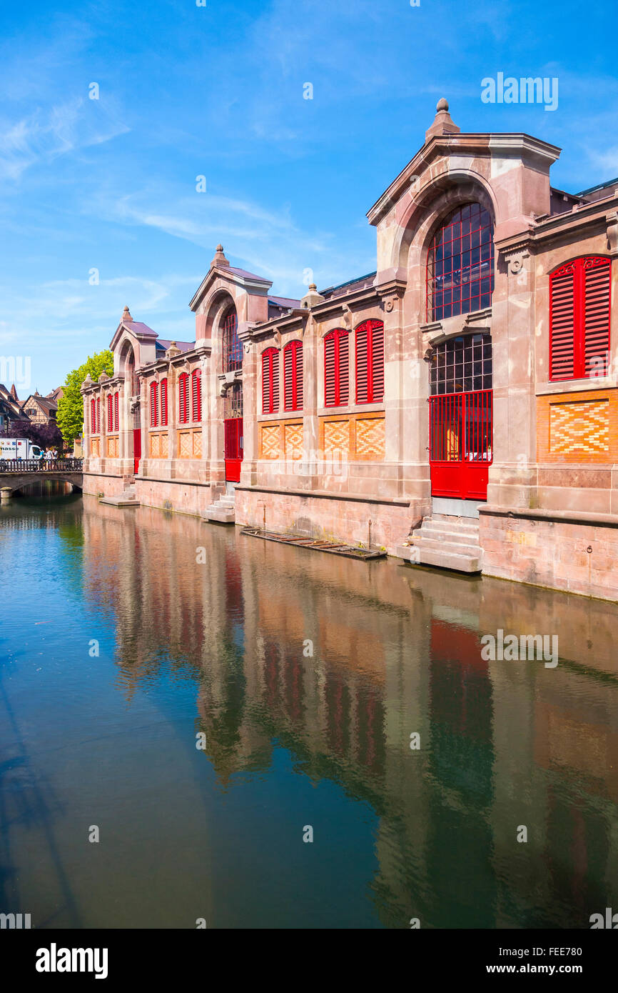 Mercato coperto riflessa nel fiume Lauch, Petite Venise, Little Venice, città vecchia di Colmar, Alsazia, Francia, Europa Foto Stock