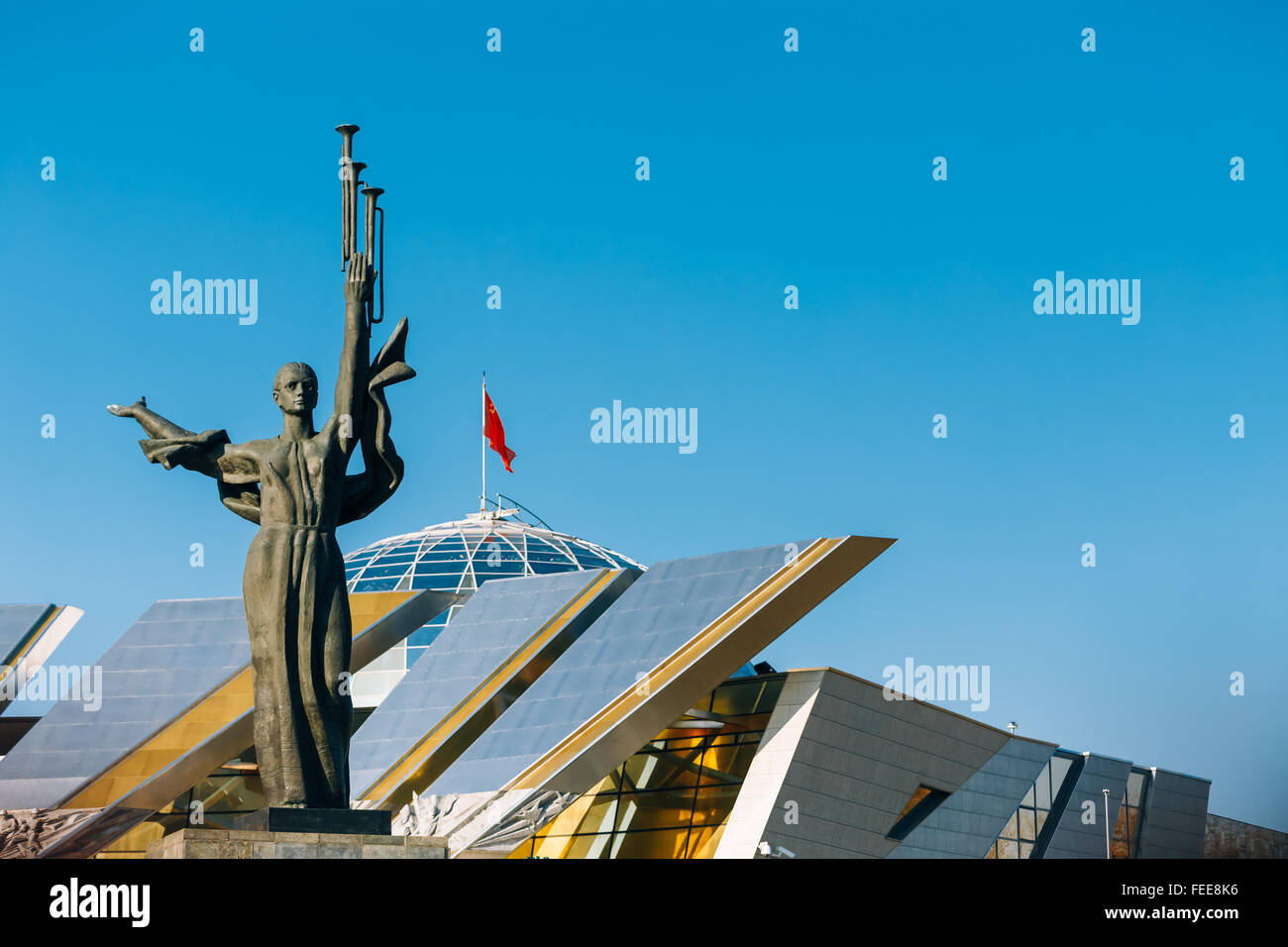 La scultura di donne che personificano patria monumento davanti al bielorusso Museo della Grande Guerra Patriottica di Minsk, Bielorussia Foto Stock