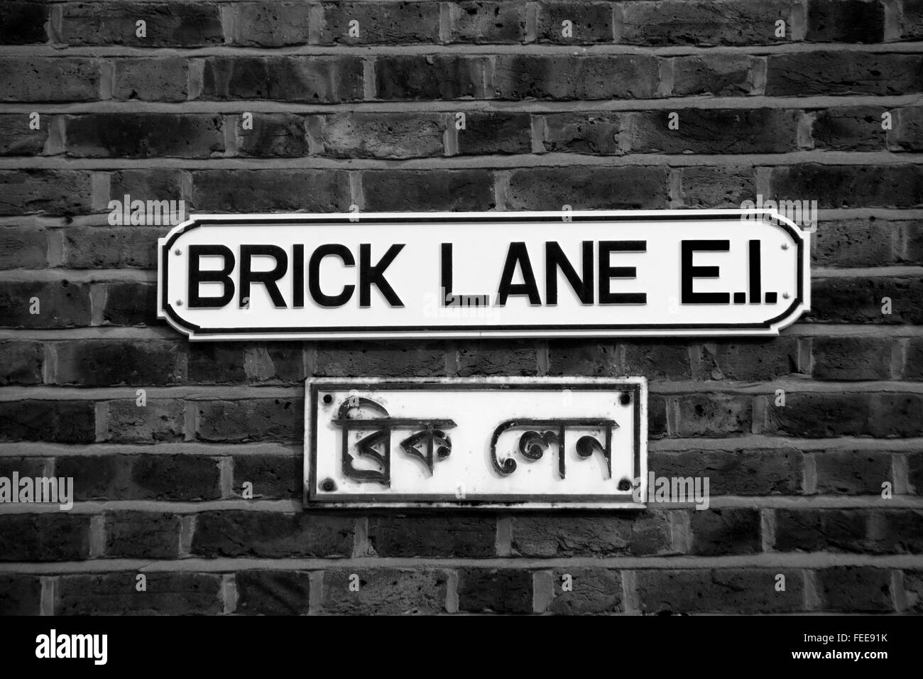 Brick Lane E1 bilingue segno di strada in inglese e in lingua bengalese East End di Londra Inghilterra REGNO UNITO Foto Stock
